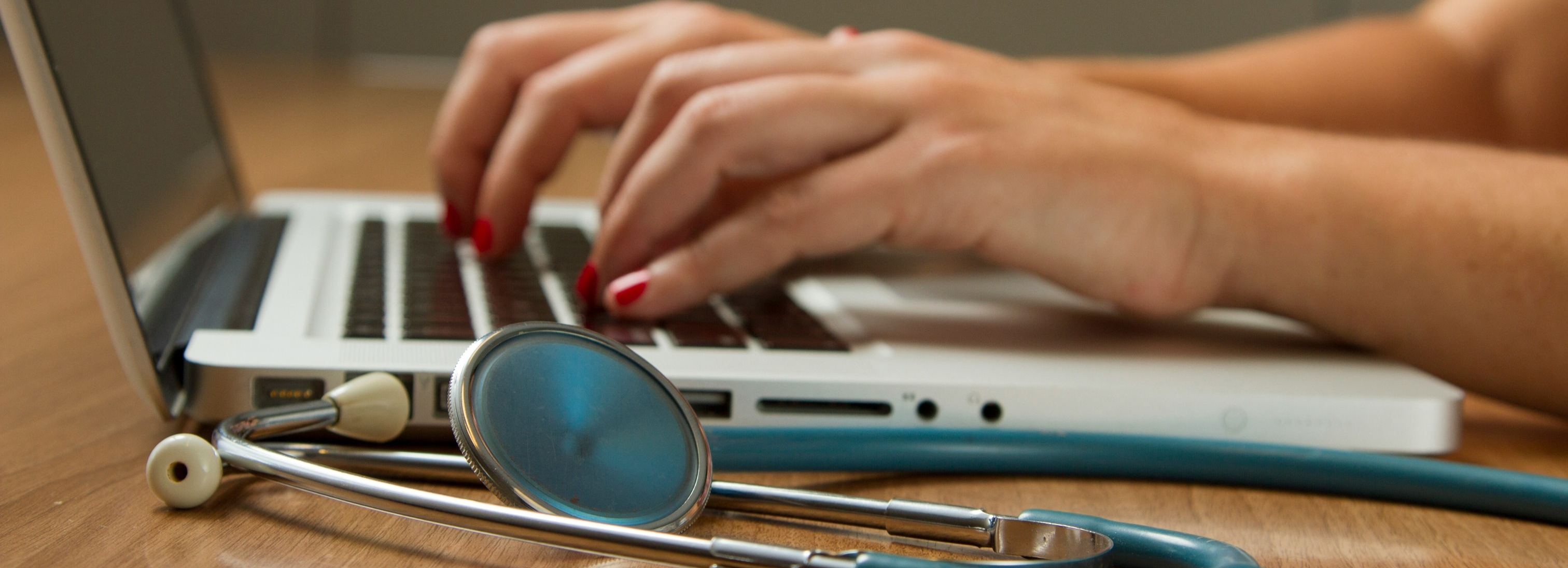 laptop and sethoscope 